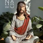 Jesús maestro meditando cerámica gris rojo tienda online Colombia